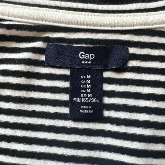 Gap horizontal striped ruffle sleeve hem scoop neck top. Size M - Picture 5 of 6